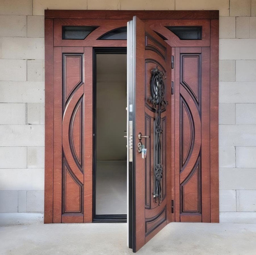 Парадная нестандартная дверь