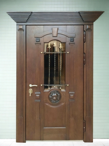 Уличная дверь с капителями