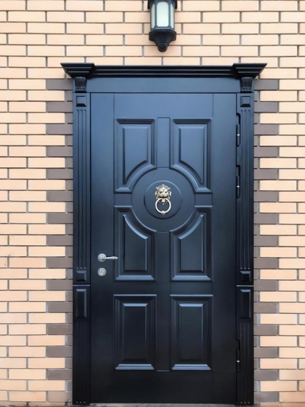 С капителями и кнокером С капителями и кнокером