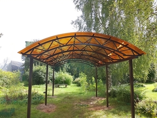 Арочный навес из поликарбоната для дачного участка Арочный навес из поликарбоната для дачного участка