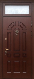 Входная нестандартная термодверь МДФ с кнокером, со стеклом и ковкой во фрамуге Входная нестандартная термодверь МДФ с кнокером, со стеклом и ковкой во фрамуге