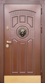 Стальная термодверь МДФ с чеканкой «львиная голова» и отбойником из латуни