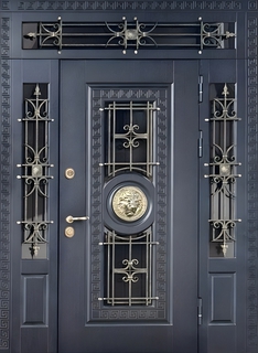 Парадная термодверь с решетками, чеканкой «лев» и остеклением (отделка панелями МДФ RAL) Парадная термодверь с решетками, чеканкой «лев» и остеклением (отделка панелями МДФ RAL)