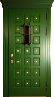 Металлическая термодверь с карнизом, небольшим стеклом и решеткой (МДФ RAL зеленый)